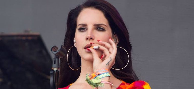 Lana Del Rey em clipe triplo de “Norman Fucking…”, “Bartender” e “Happiness…”