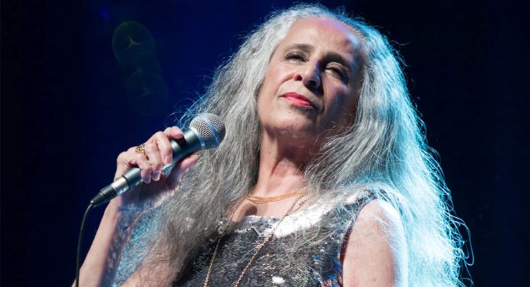 Novo disco da diva Maria Bethânia homenageia a escola de samba Mangueira