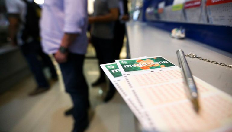 Mega-Sena acumula e deve pagar R$ 300 milhões no dia 31