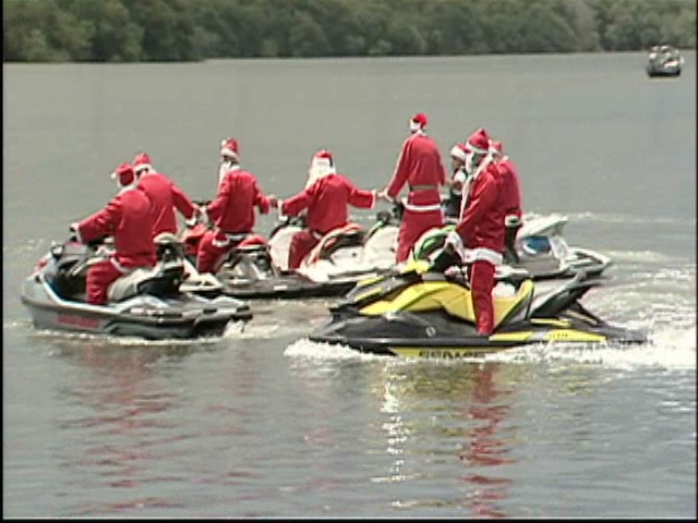 Papais Noéis chegam de Jet Ski para distribuir presentes em Vitória