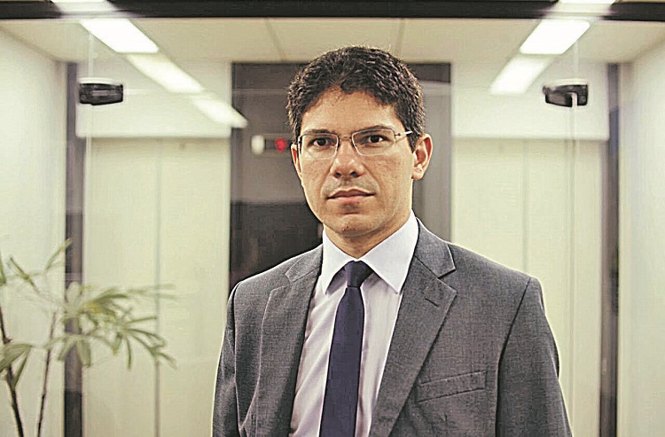 “Os concursos públicos não vão acabar tão cedo”, diz especialista