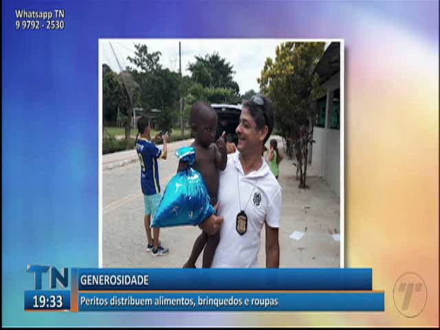 Peritos distribuem alimentos, brinquedos e roupas