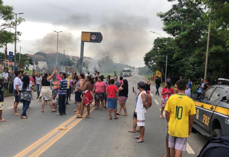 Manifestação interdita BR-101 na Serra
