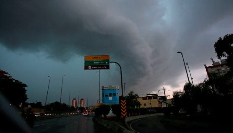 Dia “vira noite” no Rio de Janeiro: cidade em alerta pelas fortes chuvas