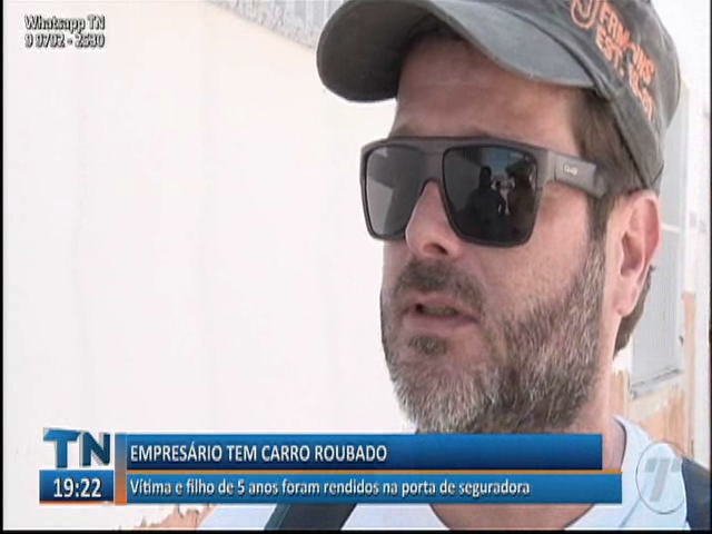 Pai e filho de 5 anos foram rendidos por assaltantes armados na porta de seguradora