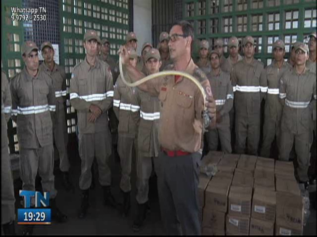 Bombeiros fazem ação em bairros da Grande Vitória distribuindo kits para gás de cozinha