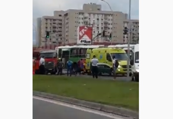 Acidente entre ônibus e caminhão deixa feridos na BR-101, na Serra