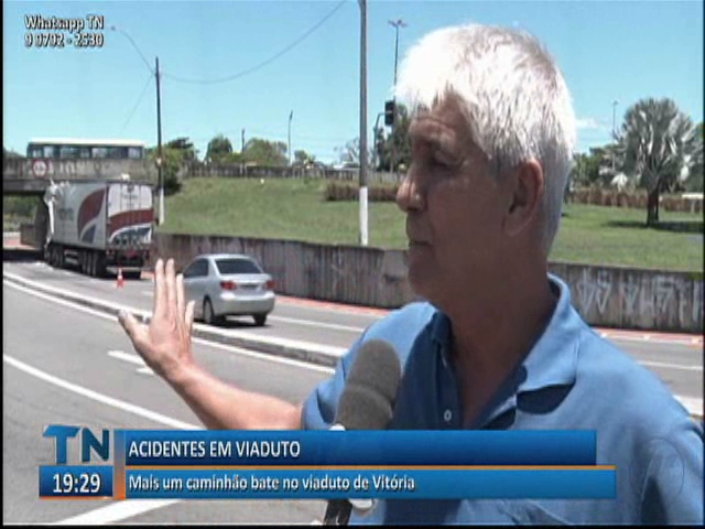 Mais um caminhão bate no viaduto de Vitória