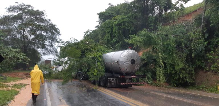 Quedas de barreiras interditam rodovias federais no Estado. Veja os trechos