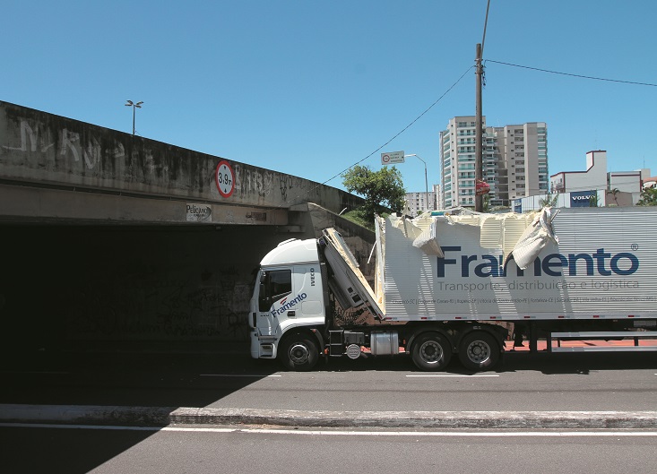Caminhão fica destruído ao bater em viaduto de Vitória