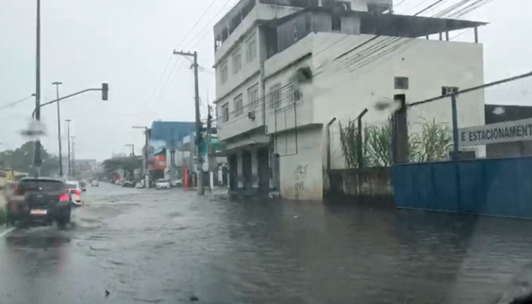 Tempo muda e dia “vira noite” na Grande Vitória. Chuva provoca alagamentos