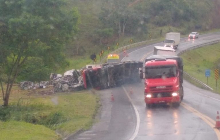 Carreta carregada de sucata tomba e interdita BR-101