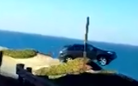Carro sai da estrada, voa de precipício e desaparece no mar. Veja vídeo