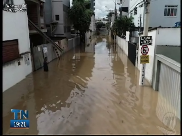 Moradores reclamam que obra parada tem provocado transtornos em Viana