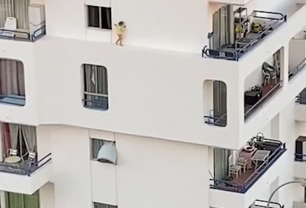 VÍDEO| Criança anda em parapeito de prédio e vídeo viraliza na web