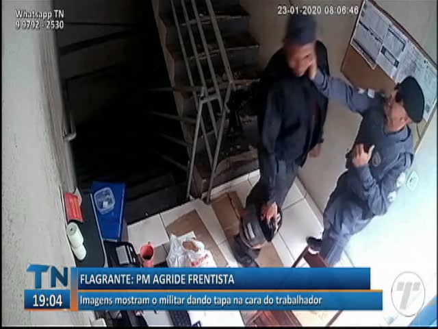 Imagens mostram um militar dando tapa na cara de um trabalhador