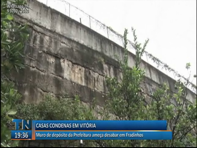Muro de depósito da Prefeitura ameaça desabar em Fradinhos