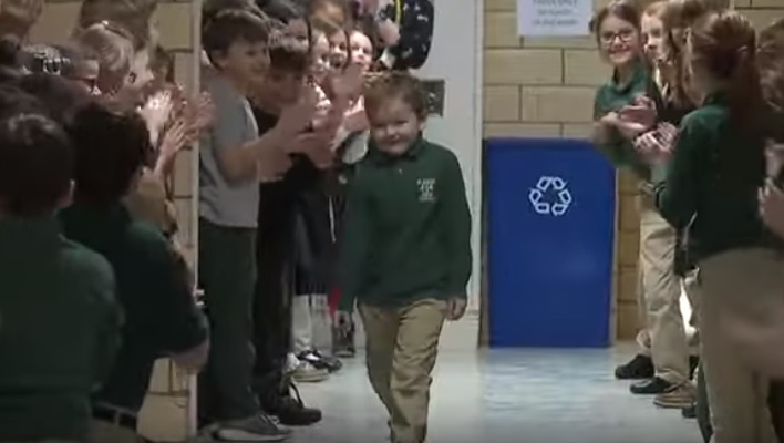 Menino de 6 anos viraliza na web ao voltar para escola após vencer leucemia