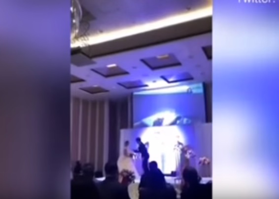 Noivo exibe vídeo de traição durante festa de casamento