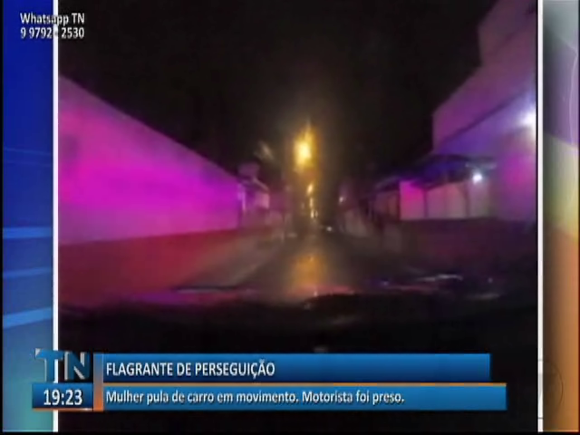 Mulher pula de carro em movimento