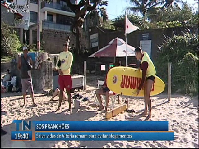 Salva vidas de Vitória utilizam pranchões para evitar afogamentos