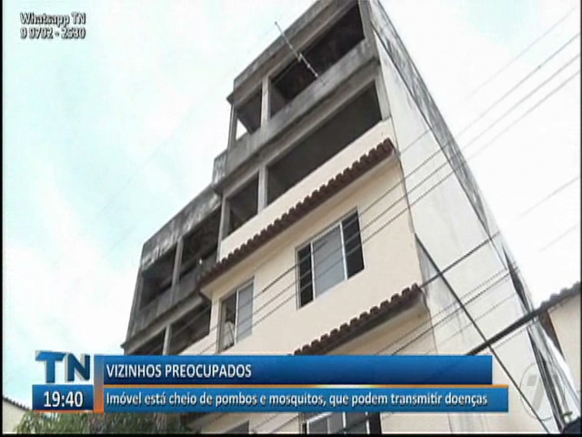 Imóvel abandonado tem tirado o sossego de moradores por estar cheio de pombos e mosquitos