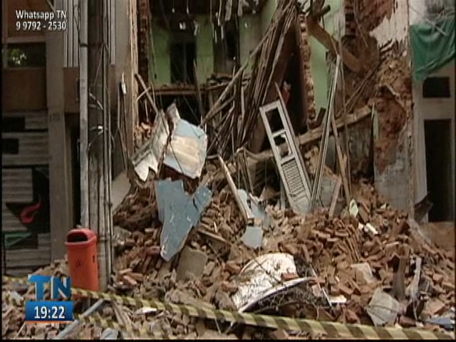Prédio que desabou no Centro de Vitória estava em dia com a fiscalização da Prefeitura