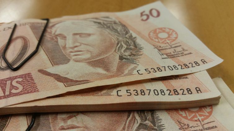 Governo paga pensão a 52 mil filhas solteiras