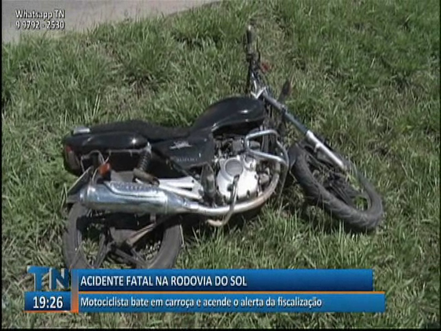 Motociclista bate em carroça e acende o alerta da fiscalização