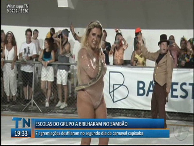 Petiscos, cerveja e muita disposição para ver o desfile até de manhã