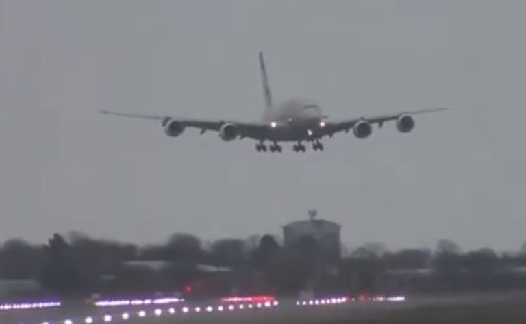 VÍDEO | Avião faz pouso impressionante durante tempestade