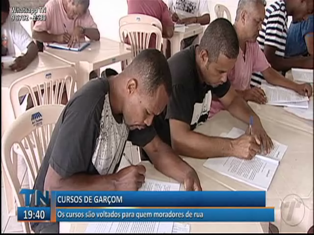 Cursos de garçom e garçonete são voltados para moradores de rua