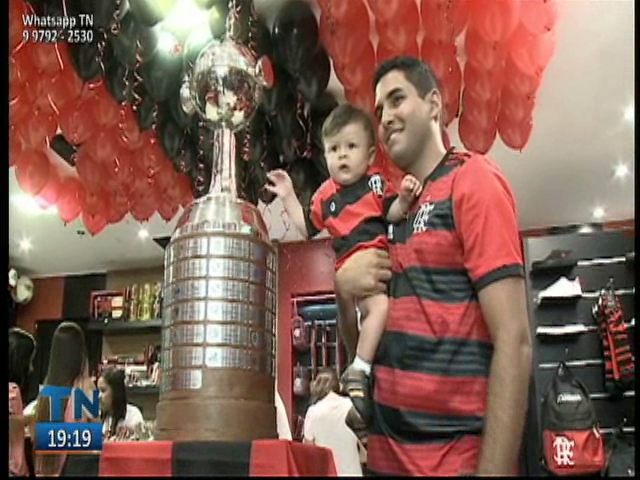 Torcedores fizeram fila para garantir uma foto com a taça Libertadores da América