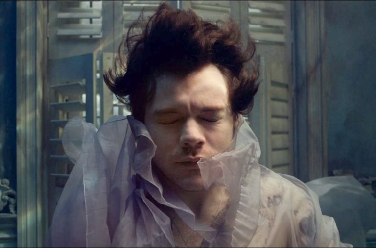 Harry Styles lançou mais um clipe se afogando em mágoas no clipe de “Falling”