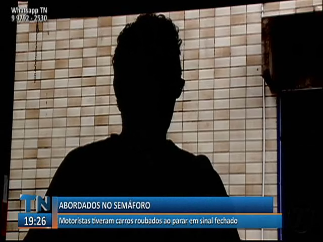 Motoristas tiveram carros roubados ao parar em sinal fechado