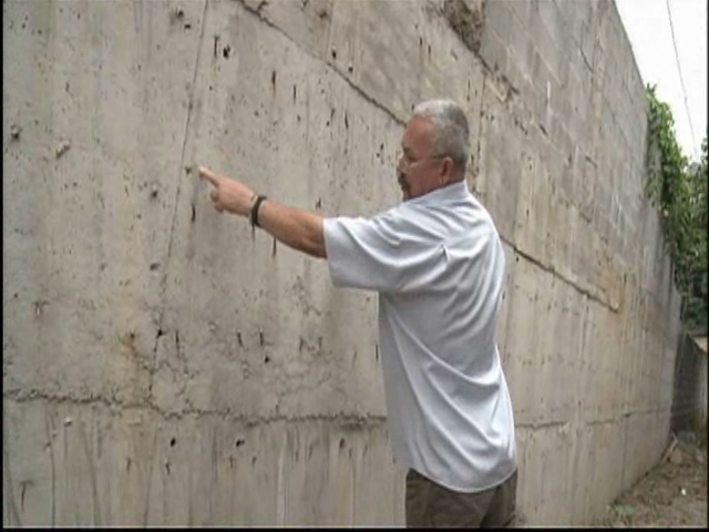 Muro ameaça desabar em bairro de Viana