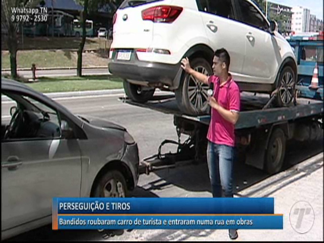 Bandidos roubaram carro de turista e entraram numa rua em obras
