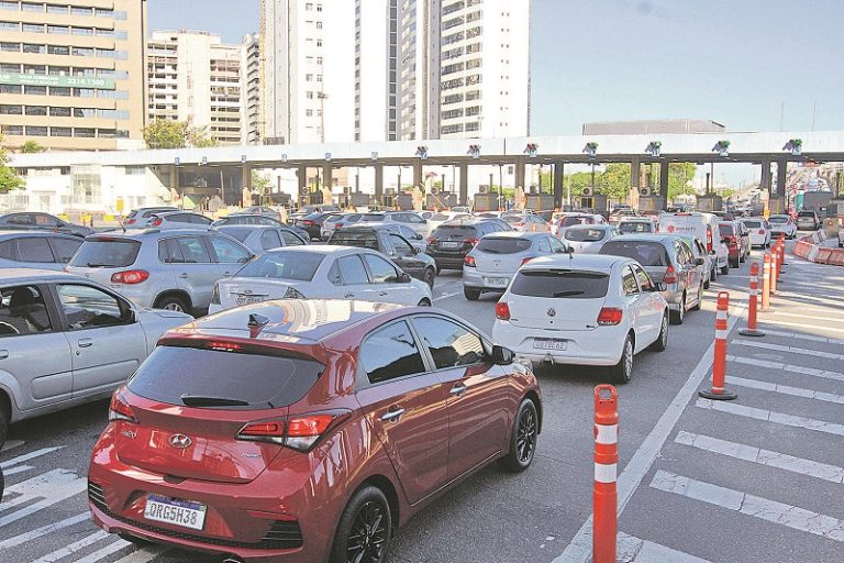 Trânsito mais complicado com a volta às aulas hoje