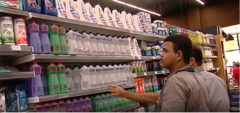 Com medo de contaminação, a procura por álcool em gel aumenta nos supermercados e farmácias