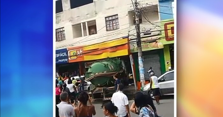 Caminhão desgovernado invade uma loja em Campo Grande, Cariacica