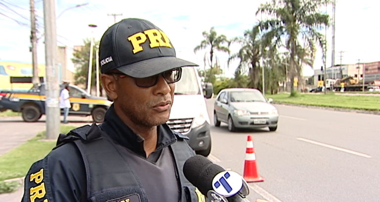Motorista é flagrado dirigindo com CNH vencida durante uma fiscalização da PRF