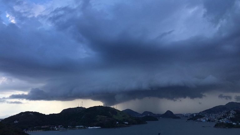 Sexta-feira de chuva e queda de temperaturas: confira a previsão