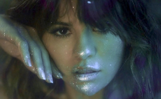 Em atmosfera mais ‘aérea’, popstar Selena Gomez lançou remix oficial de “Rare”
