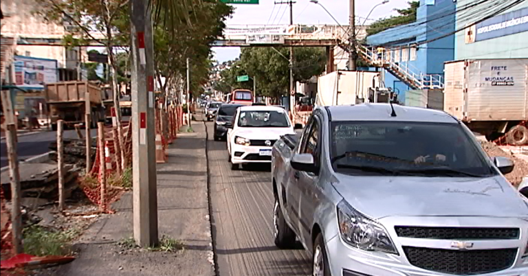 Obras na Av. Vitória complicam o trânsito na tarde desta quarta-feira