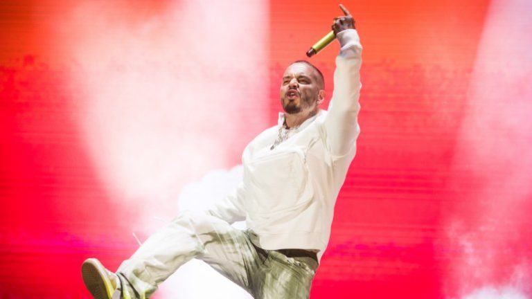 J Balvin lançou o álbum “Colores” e mais um videoclipe para a música “Amarillo”