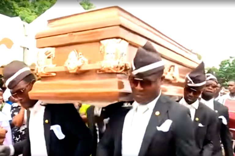 Meme de dança com caixão em funeral tem como origem tradição africana