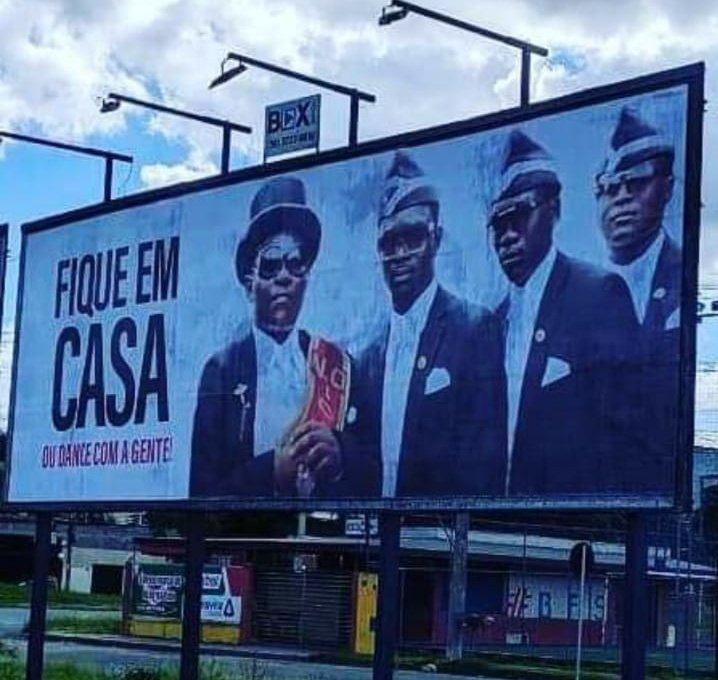Outdoor em cidade de MG usa meme do caixão para pedir: ‘fique em casa’