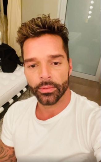 Ricky Martin convida fãs a refletirem sobre cenário atual ao lançar “Pause”, de surpresa