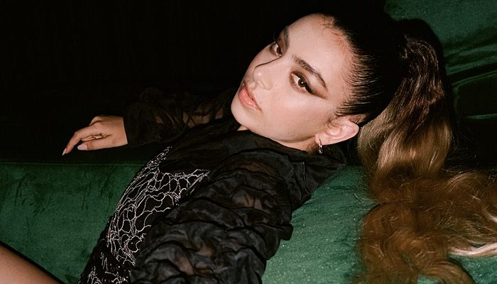 Charli XCX lança disco produzido na quarentena