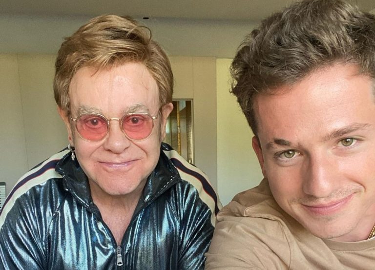 Charlie Puth publicou uma foto ao lado de Elton John, anunciando uma nova parceria